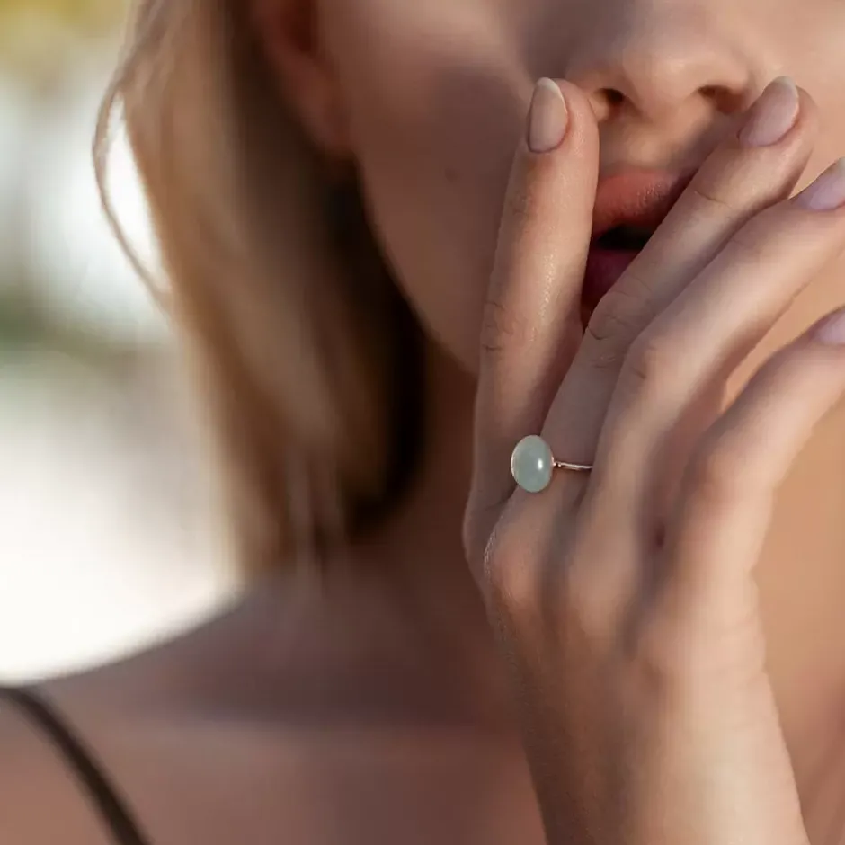 ring_cabochon_ii__karat_r_2-1.webp Ring Cabochon II, 14 Karat Rosegold, Sea Blue Chalzedon-LEAF Best