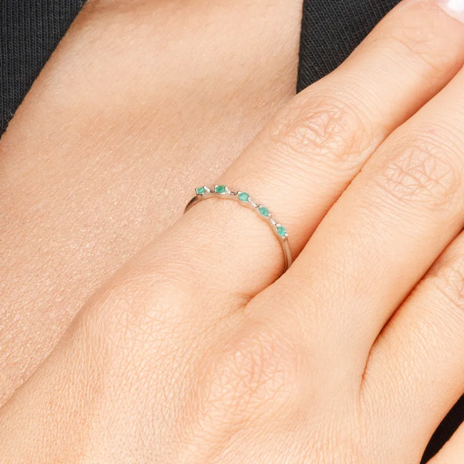 ring_mit__smaragden__kara_1.webp Ring mit 5 Smaragden, 14 Karat Weißgold-LEAF Outlet