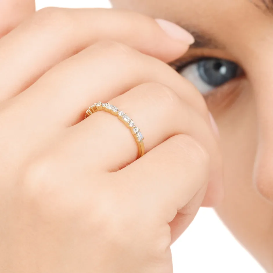 ring_mit_baguette_diamant_2-2.webp Ring mit Baguette Diamanten, 14 Karat Gelbgold-LEAF Best