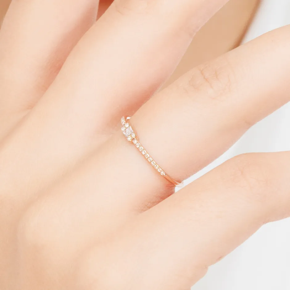 ring_mit_diamanten_tiny_b_2-1.webp Ring mit Diamanten, Tiny Baguette, 14 Karat Rosegold-LEAF Online