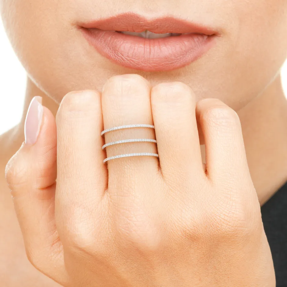 ring_triple_mit_diamanten_1.webp Ring Triple mit Diamanten, 18 Karat Weißgold-LEAF Hot