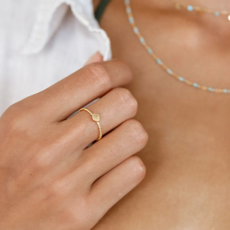ring_twist_mit_plttchen___1.webp Ring Twist mit Plättchen, 18 K Gelbgold vergoldet, Größe 50-LEAF Best