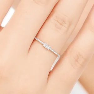 Verlobungsring mit Diamanten, Tiny Baguette, 14 Karat Weißgold-LEAF Sale