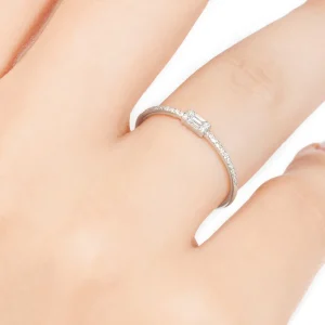 Verlobungsring mit Diamanten, Tiny Baguette, 14 Karat Weißgold-LEAF Sale